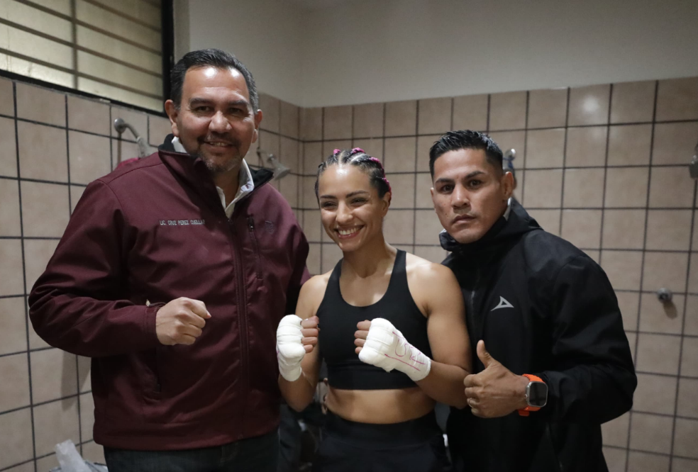 Cruz Pérez Cuéllar y Rubí Enríquez “arropan” a La Bonita tras conquistar el título Plata del CMB en Ciudad Juárez