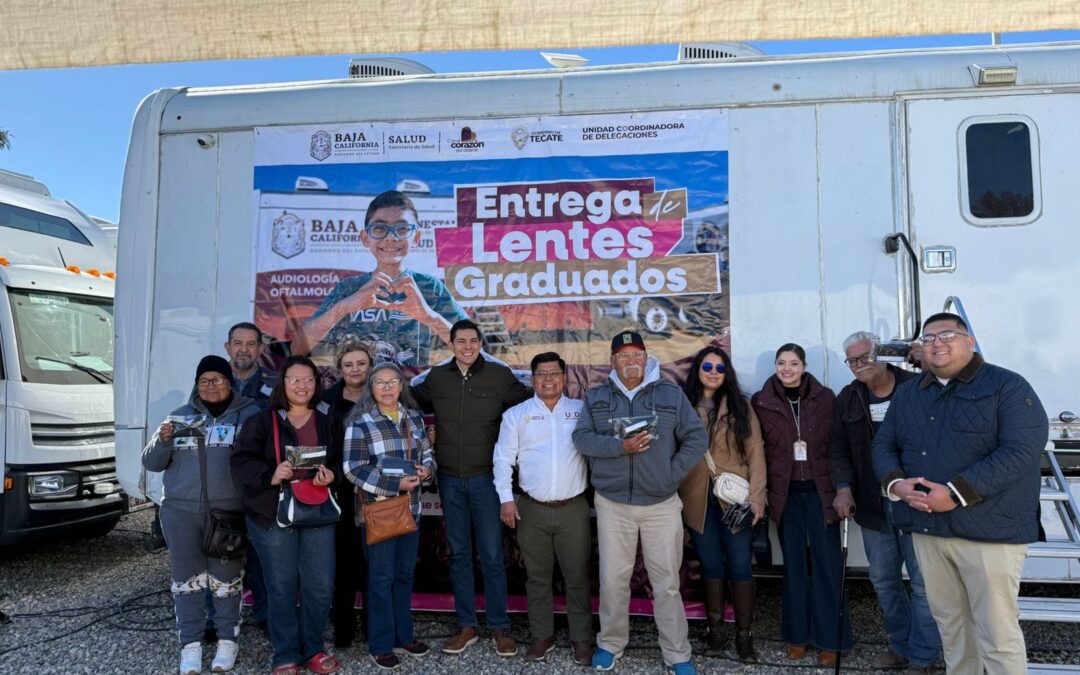 Alcalde Román Cota entrega 104 lentes graduados en La Rumorosa