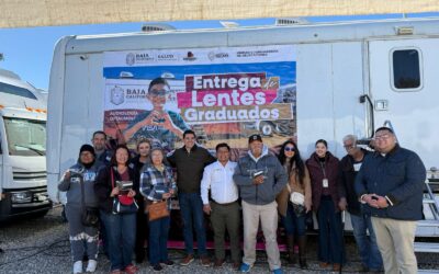 Alcalde Román Cota entrega 104 lentes graduados en La Rumorosa